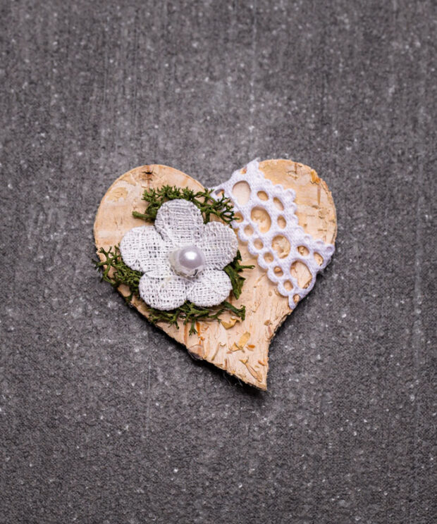 Birkenherz Spitze Hochzeitsanstecker Spitzenblume Monika