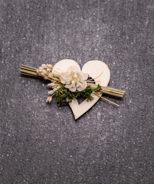 Hochzeitsanstecker Monika Holzherz Rose